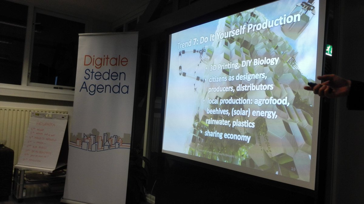 Vanavond bij elkaar v het eerste smart city college die wij organiseren voor steden.door <a href="/wisdomofcrowd/">Maurits Kreijveld</a>  bijgepraat over tech trends #dsascc