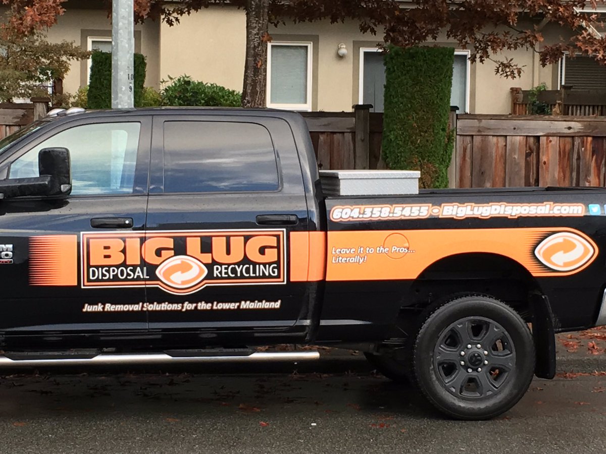 Can you see a difference in the colour of the orange stripe from the cab to the pick-up box?