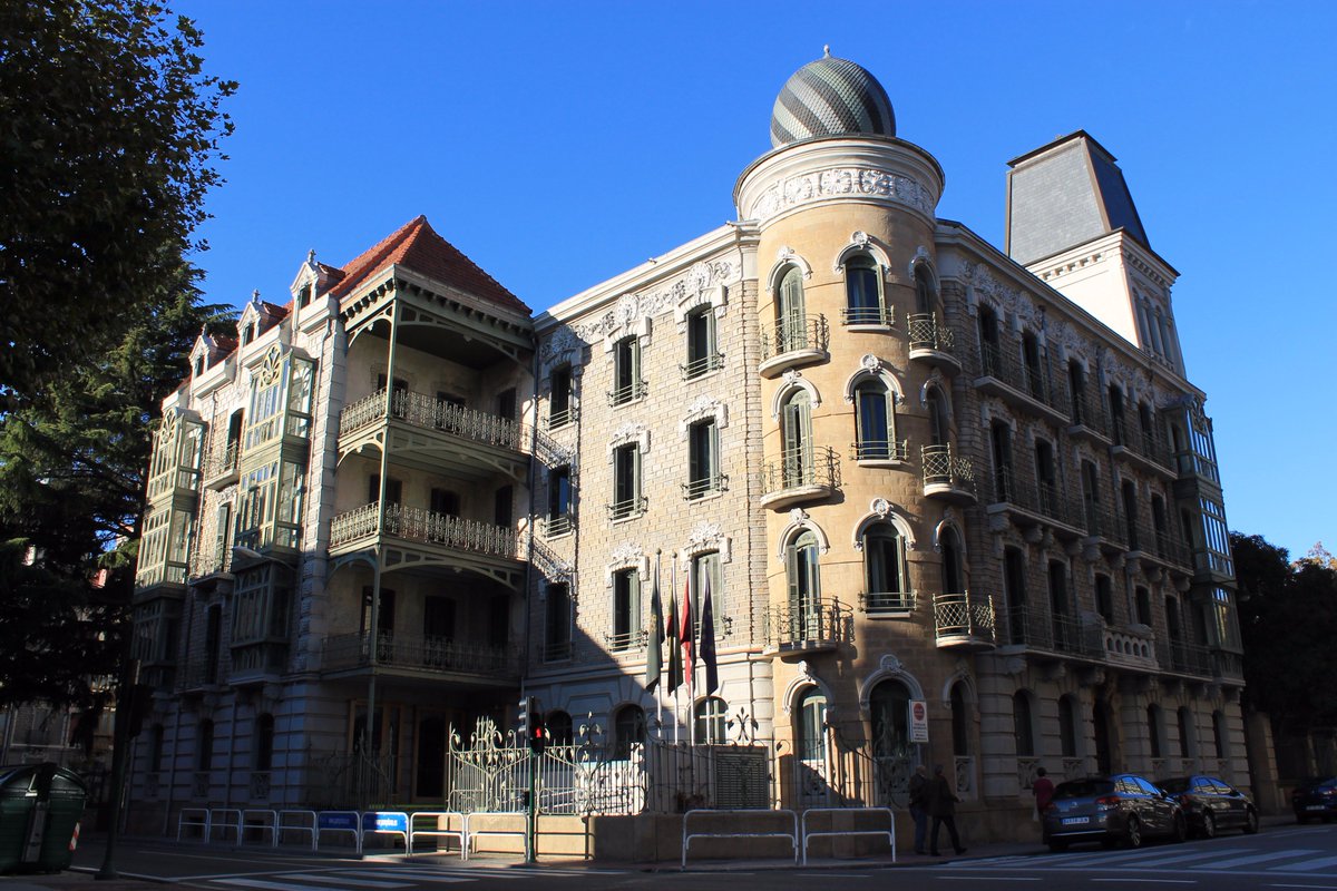 IMSarquiTEC's tweet photo. Inauguramos nuestra cuenta y que mejor que con uno de los edificios más singulares de Pamplona.(M.Martínez de Ubago)  #JuevesDeArquitectura https://t.co/zAcS7ffKTA