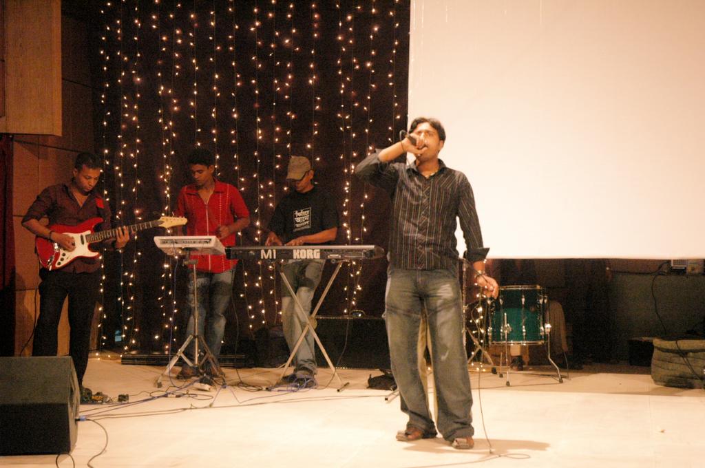 PoetMahmudul's tweet photo. When I sang the song of band 'Souls', at national sports council auditorium, Dhaka, Bangladesh, 2006. https://t.co/djwMPO0GMV