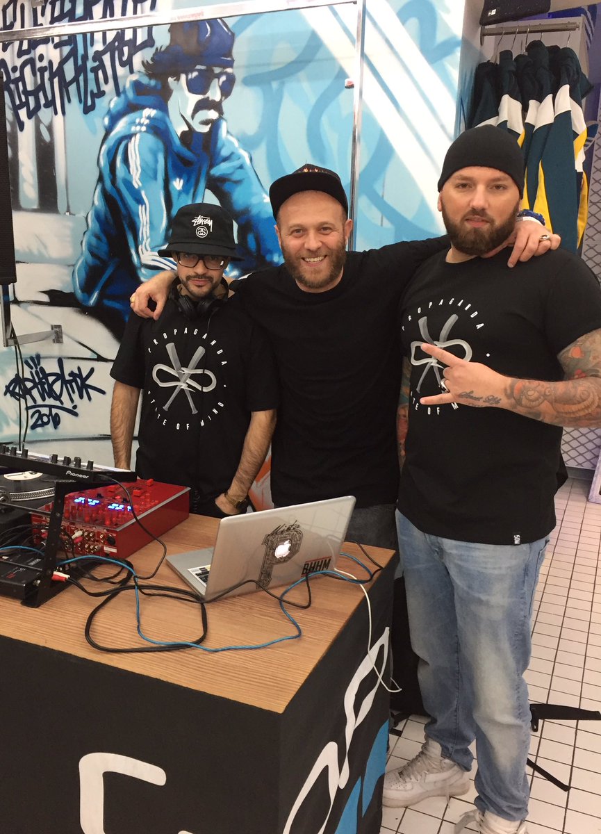 BariHipHopMetro's tweet photo. Stasera nel posto! 💥💣 #BananaMoon1978 #BHHM #MistaP #Shogun #MojiteriaBari #unicamojiteriabari https://t.co/v8lp5ais7k