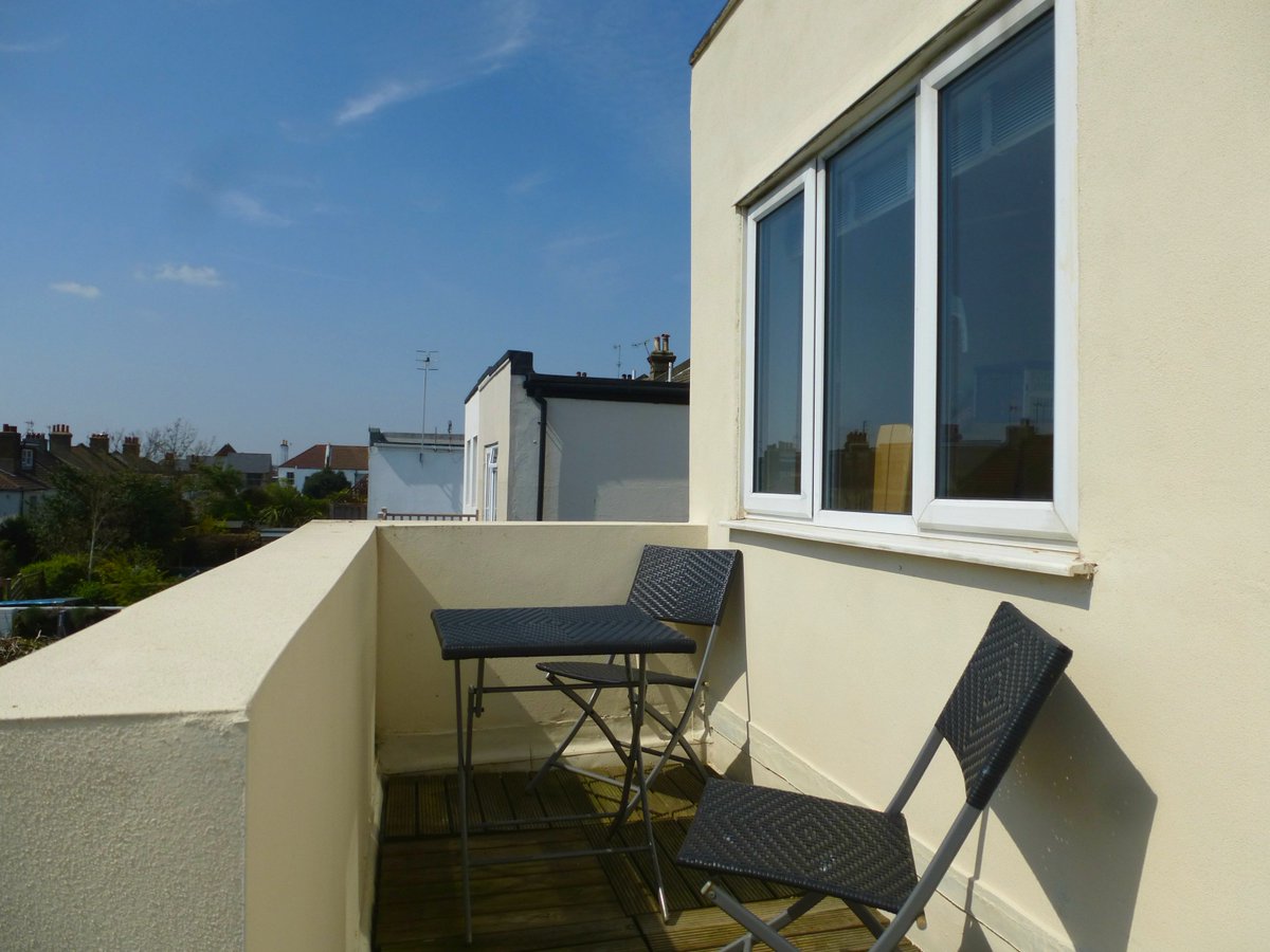 SimplySalesHove's tweet photo. #ForSale A charming 2 bed #Garden #Flat by #Hove Station https://t.co/C3W1GKEZjM £399,950 S.O.F #Property #Brighton https://t.co/VzH668b36T