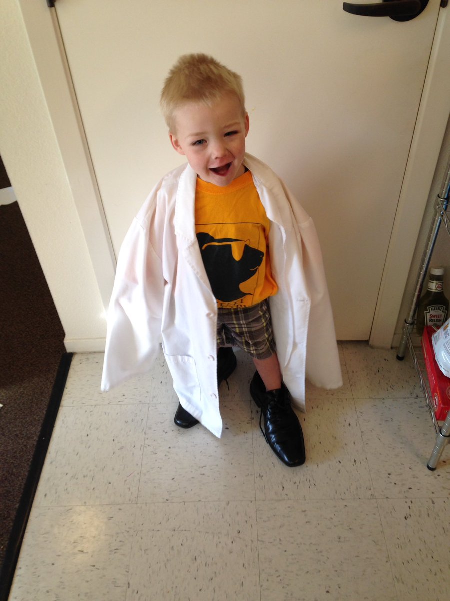 HappyHeidi28's tweet image. Looking to fill his daddy&apos;s shoes. #berkeleyoptometry class of 2042 #CalBigGive