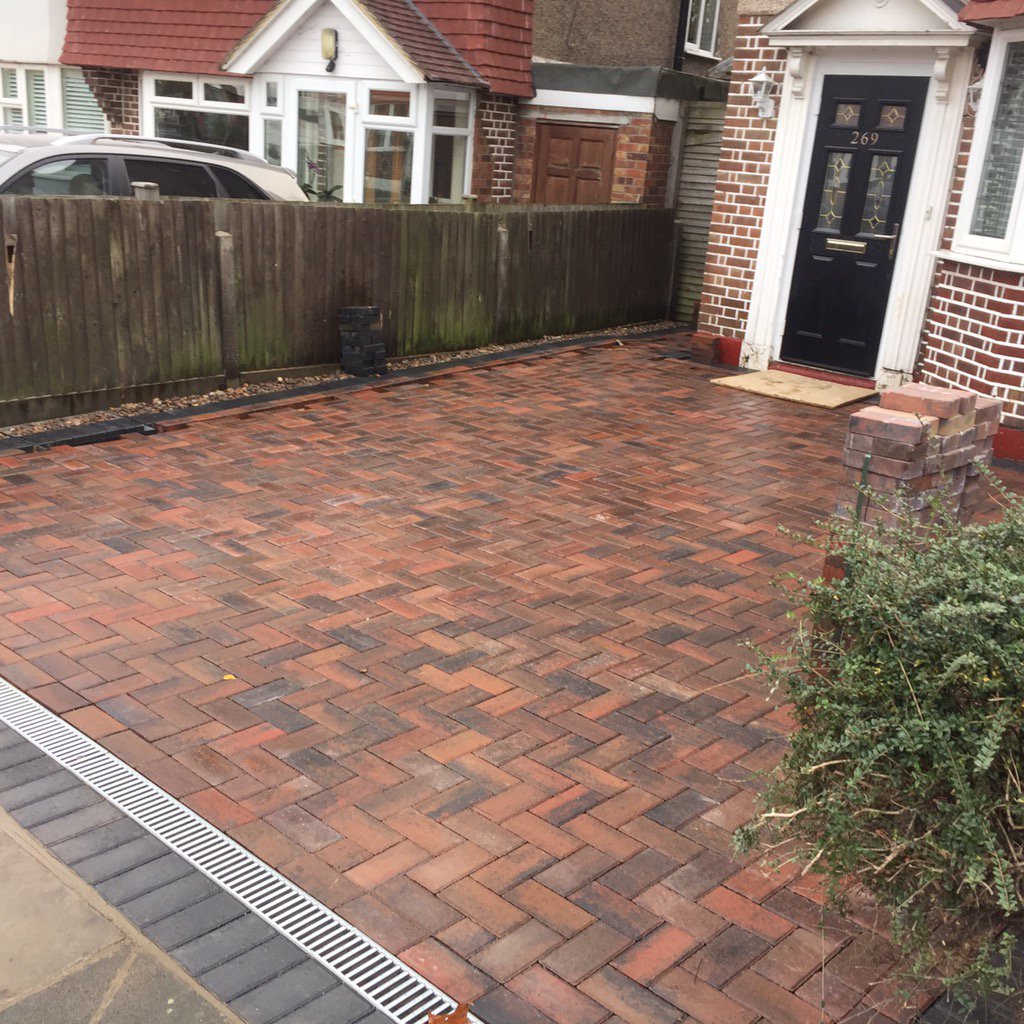 DMDRIVEWAYS's tweet photo. Dmdriveways project #twickingham #paving @MarshallsReg @Checkatrade https://t.co/8lFrzorBzx