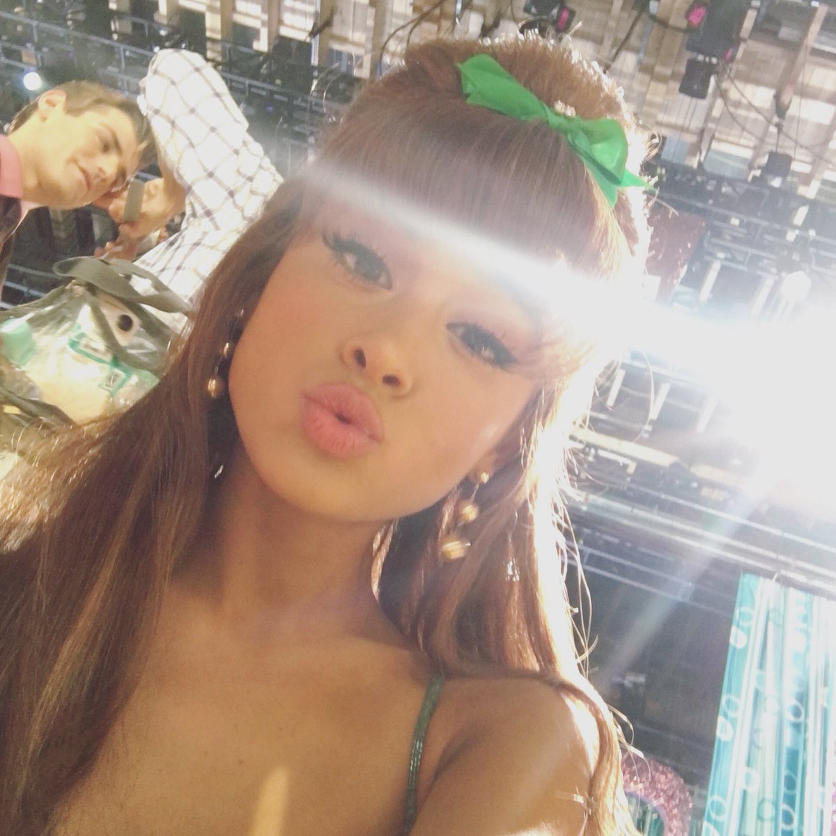 SelenaMarathon's tweet photo. RT PARA ARIANA GANHAR GENTE ELA MERECE

ARIANATORS ARE HONEST

voting for ARIANA @selenagomez as Artist of the year at the #AMAs https://t.co/nYo2XnEZJw