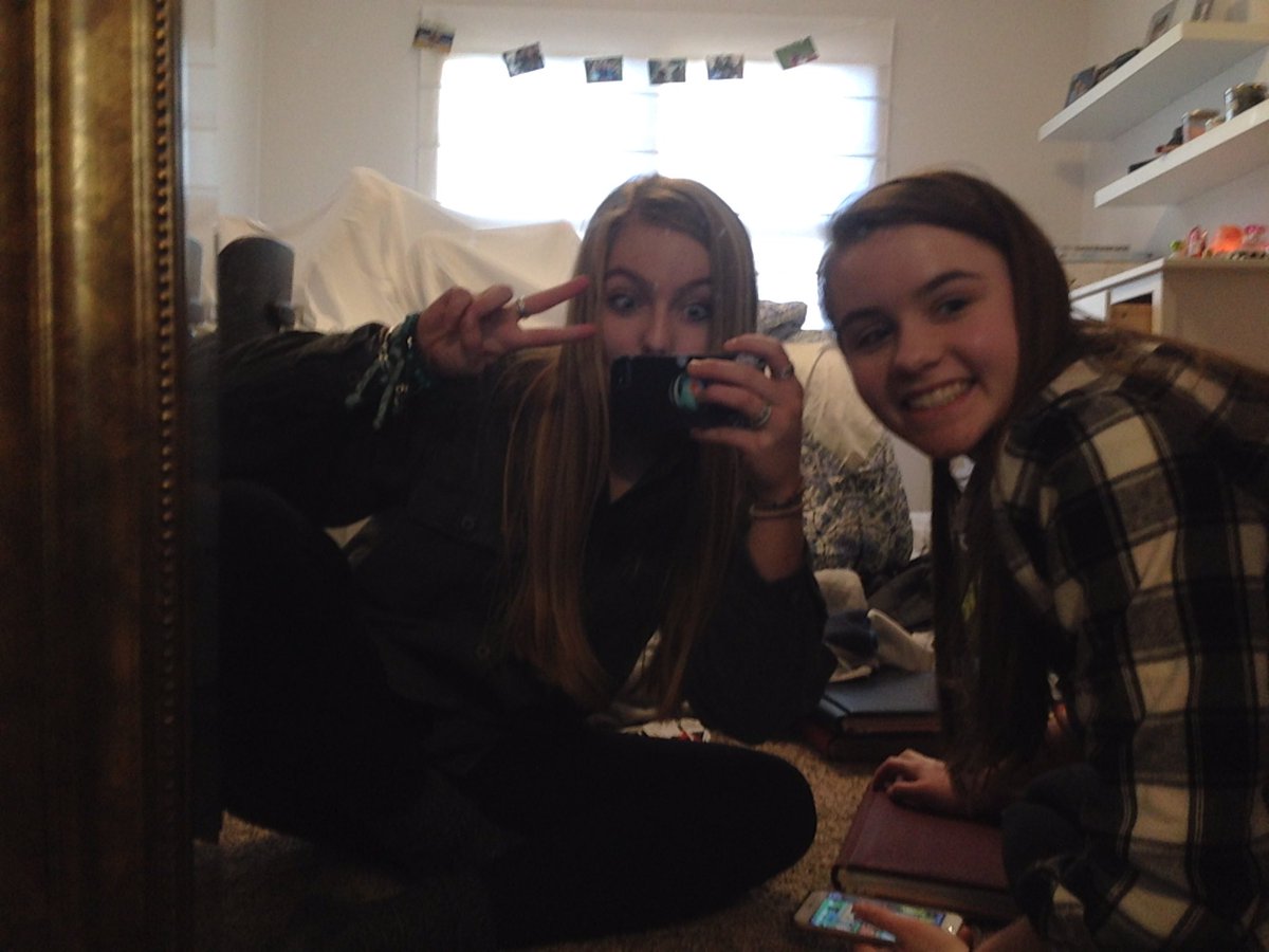 sarahphillips03's tweet photo. happy happy birthday laur!!!!! love you sm😍 https://t.co/SLSZ1cjf0E