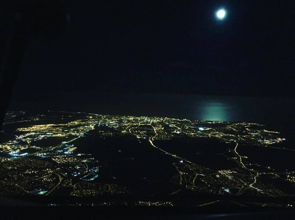 pilot_ems's tweet image. I didn't get to see the super moon the other night, but I did see it the day after! Still quite impressive #supermo…