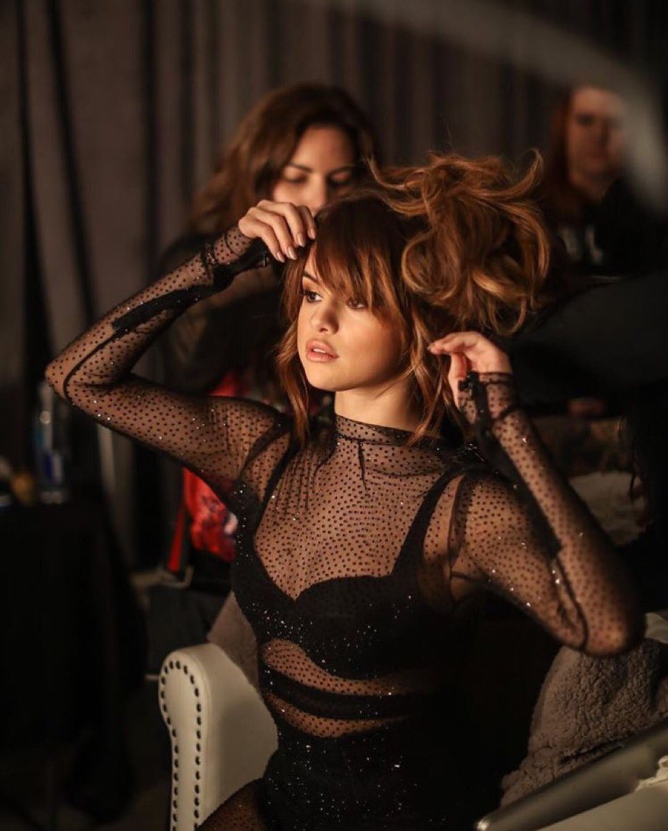 TheRevivaITour's tweet image. Retweet to vote for @selenagomez for Artist of the Year at the #AMAs