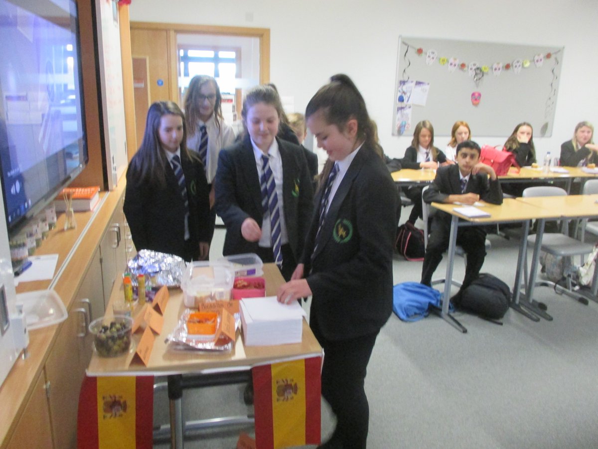 LevenmouthAc's tweet photo. @LevenmouthAc #LevAcMLgot taste &amp; order Spanish food #chorizo #jamón #serrano #manchego cheese. Thanks to Mrs Farmer for this #learningexp https://t.co/DVaZEpZ0lt