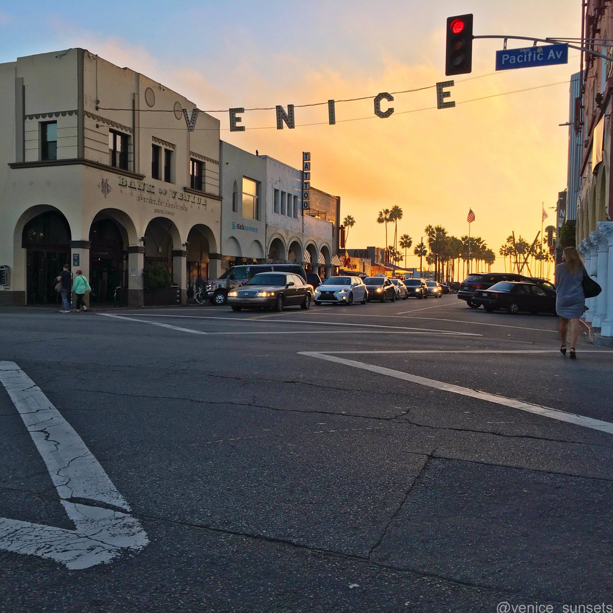 Making our way towards the weekend. #thanksgivingcountdown #fridayeve #venice_sunsets 🌅🌴🦃😋