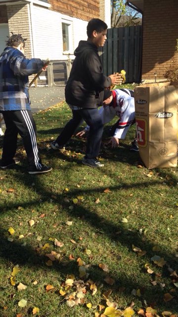 BanditHockey's tweet photo. @99ershockey giving back to the community helping @GEDSB @CentennialGw with a random act of kindness leaf rake! @TheExpositor https://t.co/8CXUBo3Rfz