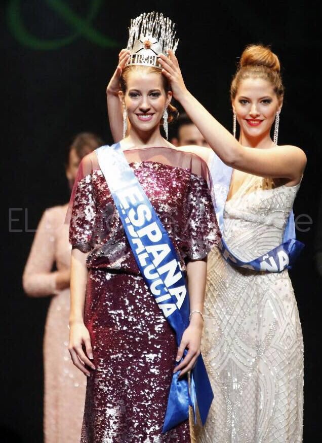 aevemartinez's tweet photo. Ganadora del certamen @reyreinabelleza Miriam Sánchez con un vestido de nuestra nueva colección. Enhorabuena guapísima!!! @R_Nofuentes https://t.co/gGJonh80jL