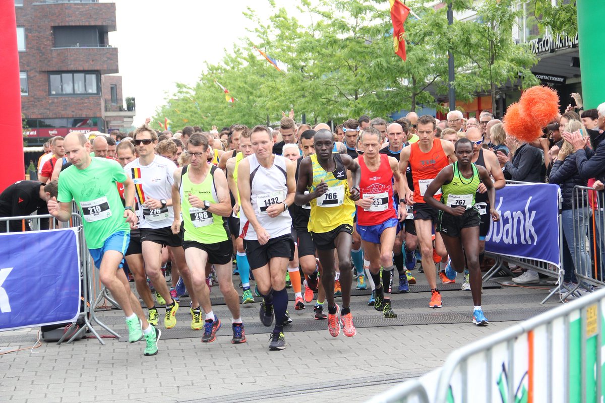 DrentheLoopfest's tweet image. Wie zien we in 2017 aan de start? Inschrijven kan vanaf 1 dec via inschrijven.nl. #ThrowbackThursday #start2016 #hardlopen #klazienaveen