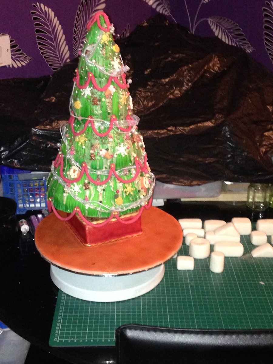 theweebakery's tweet photo. With xmas around the corner I decided to do a cake https://t.co/lww7eeydcv