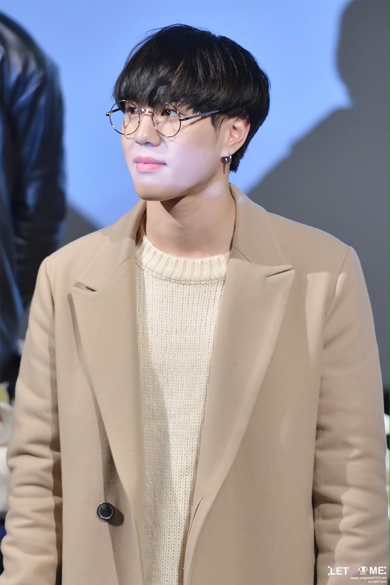 yugyarchive's tweet photo. specs!yugyeom then vs now https://t.co/8S8itglgmw