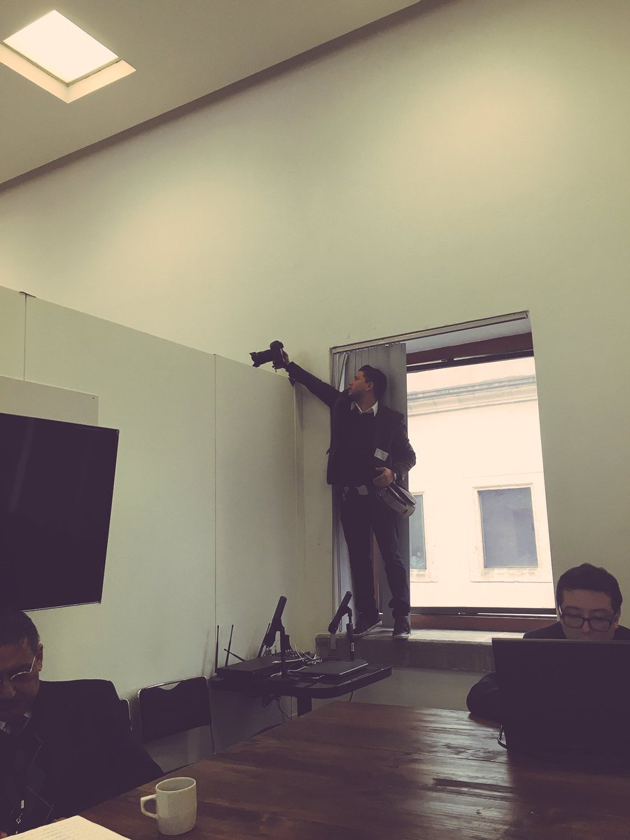 Jorge_Sotomayor's tweet photo. Ante lo reducido de los espacios en la #AsambleaConstituyente los camarógrafos se las ingenian... https://t.co/P4buDiES6b