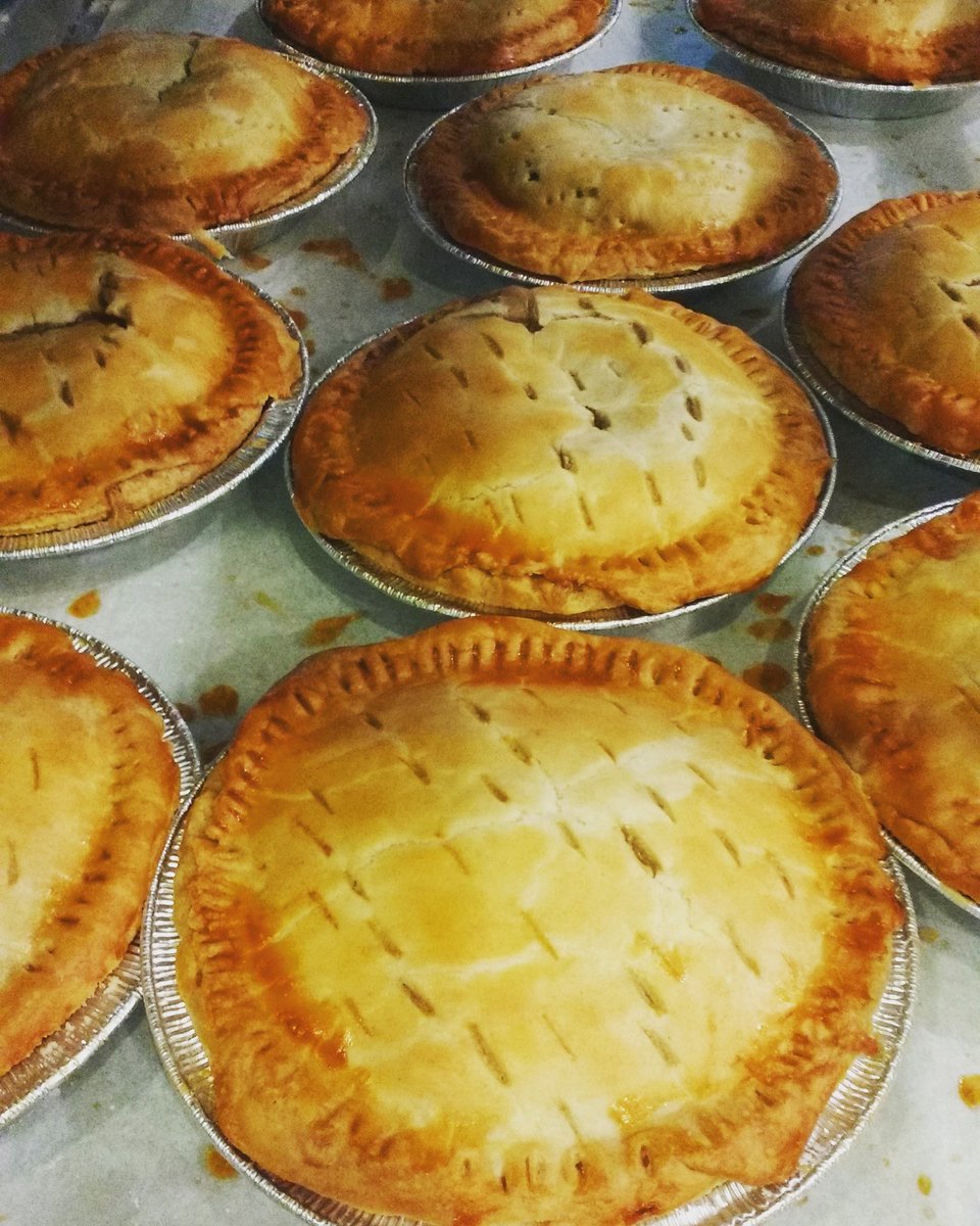mgquiggs's tweet photo. Beef and Chicken Pies #yummyfood #chicagoeats #chicago #beverlybakery #potpie #mmmm https://t.co/A7Sqg9Mqrf
