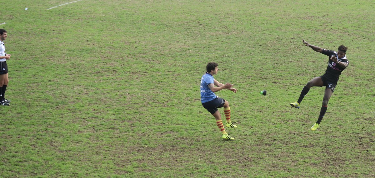 rgprats's tweet photo. Esta claro que el arbitro estaba mirando otras cosas en esta jugada @UESantboiana @Chami_Rugby. Gran partido. https://t.co/LNedu5lrZz