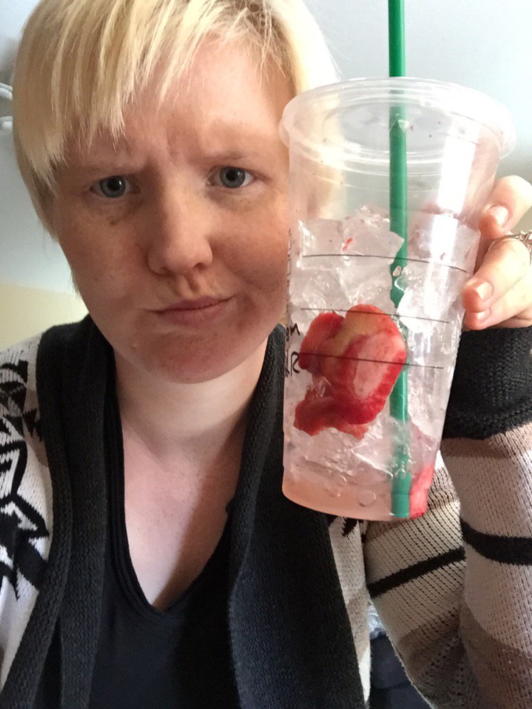 PunchItChase's tweet photo. Got a Venti and there was so much ice-barely any drink. Waste of $. Wtf @Starbucks ? :'( https://t.co/GBGssExl6O