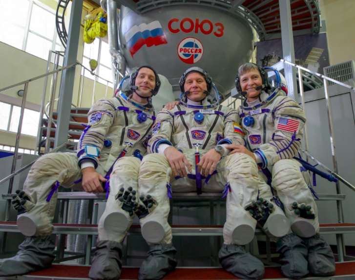 verge's tweet image. Watch: Three astronauts are launching to the ISS, one will be the first woman to command the station twice theverge.com/2016/11/17/136…