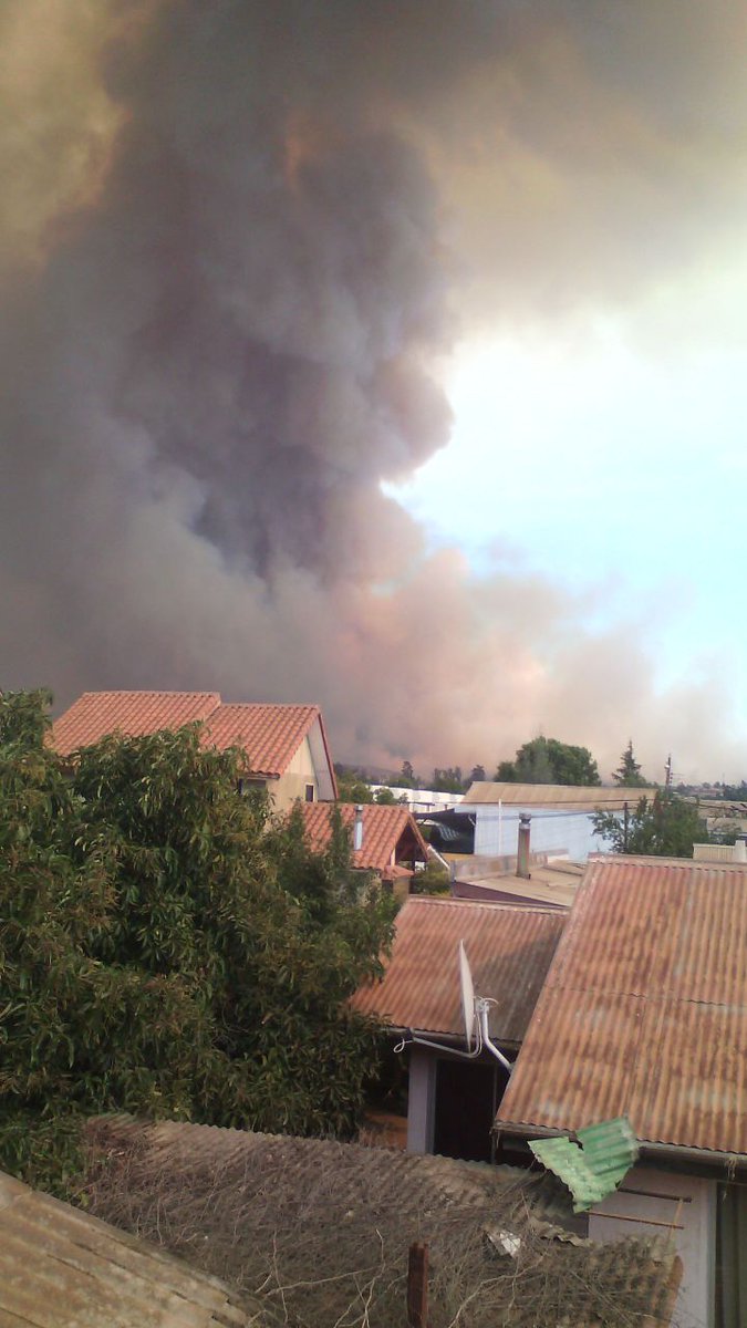 CafeConEnfasis_'s tweet image. AHORA: Incendio descontrolado en Lo Moscoso de Villa Alemana,avanzando hacia fundo El Rincón en Peñablanca. Riesgo inminente de viviendas