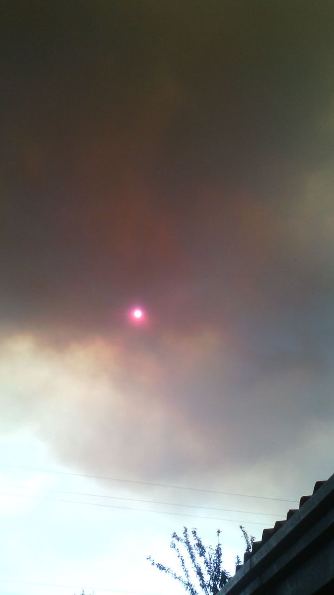 CafeConEnfasis_'s tweet image. AHORA: Incendio descontrolado en Lo Moscoso de Villa Alemana,avanzando hacia fundo El Rincón en Peñablanca. Riesgo inminente de viviendas