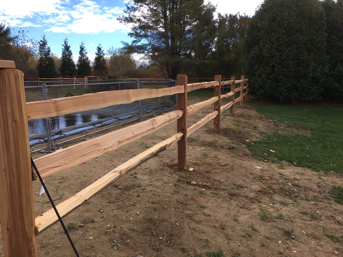 Alpha_Fence's tweet photo. Country classic, western red cedar split rail. #wedigourjob #alphafenceerectors #woodisgood https://t.co/pUXofVwNRe