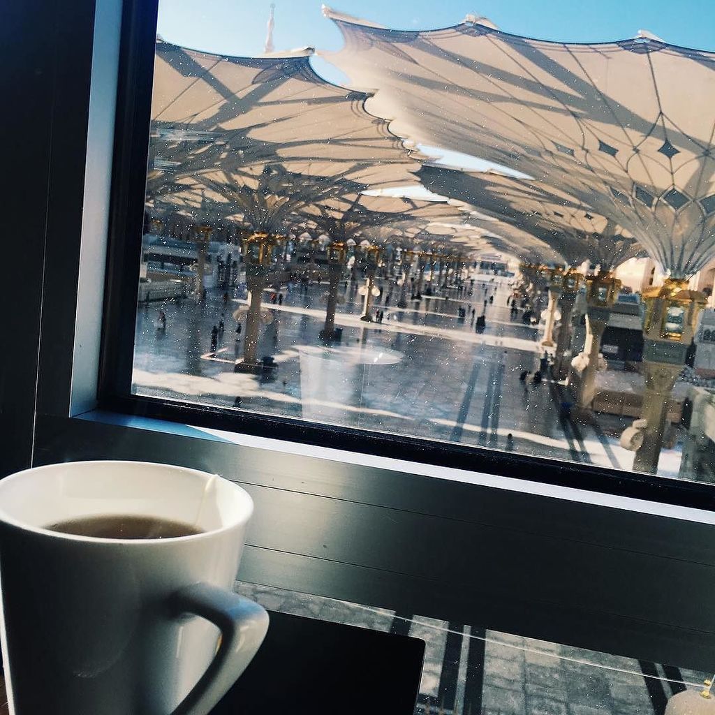 IslamicThinking's tweet photo. A cup of tea &amp; Masjid Nabwi, Madinah.  https://t.co/NnOMwXgp3L https://t.co/phLdWvGjju