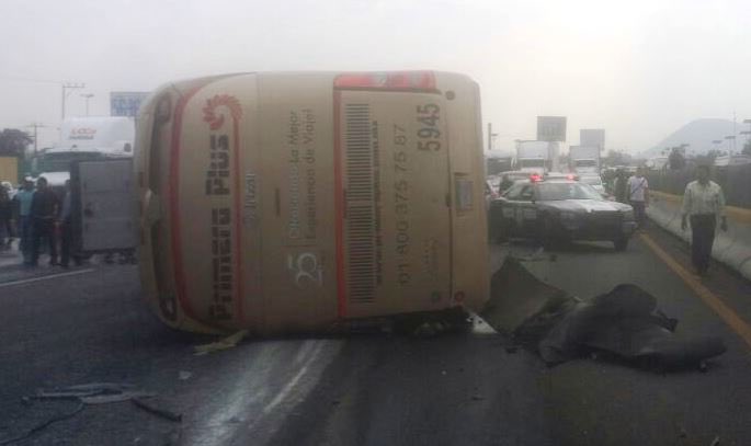SUUMA_CDMX's tweet photo. PRECAUCION: #volcadura Pachuca-Mex KM21 (Caseta Ecatepec), ambulancias de @CAPUFE ya en el lugar. #4 https://t.co/GhA1sSkyKv