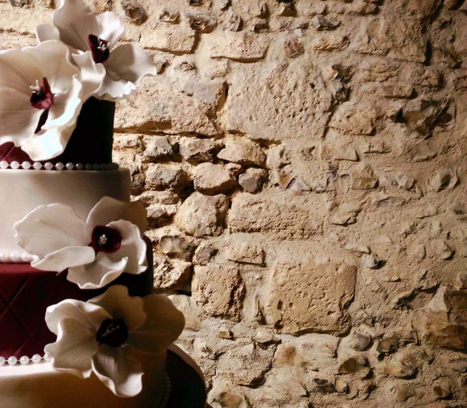 Wedding cake pour un magnifique mariage organisé par la talentueuse #candlenight.events #sugarflower #mariage #gâteaudemariage #piècemontée