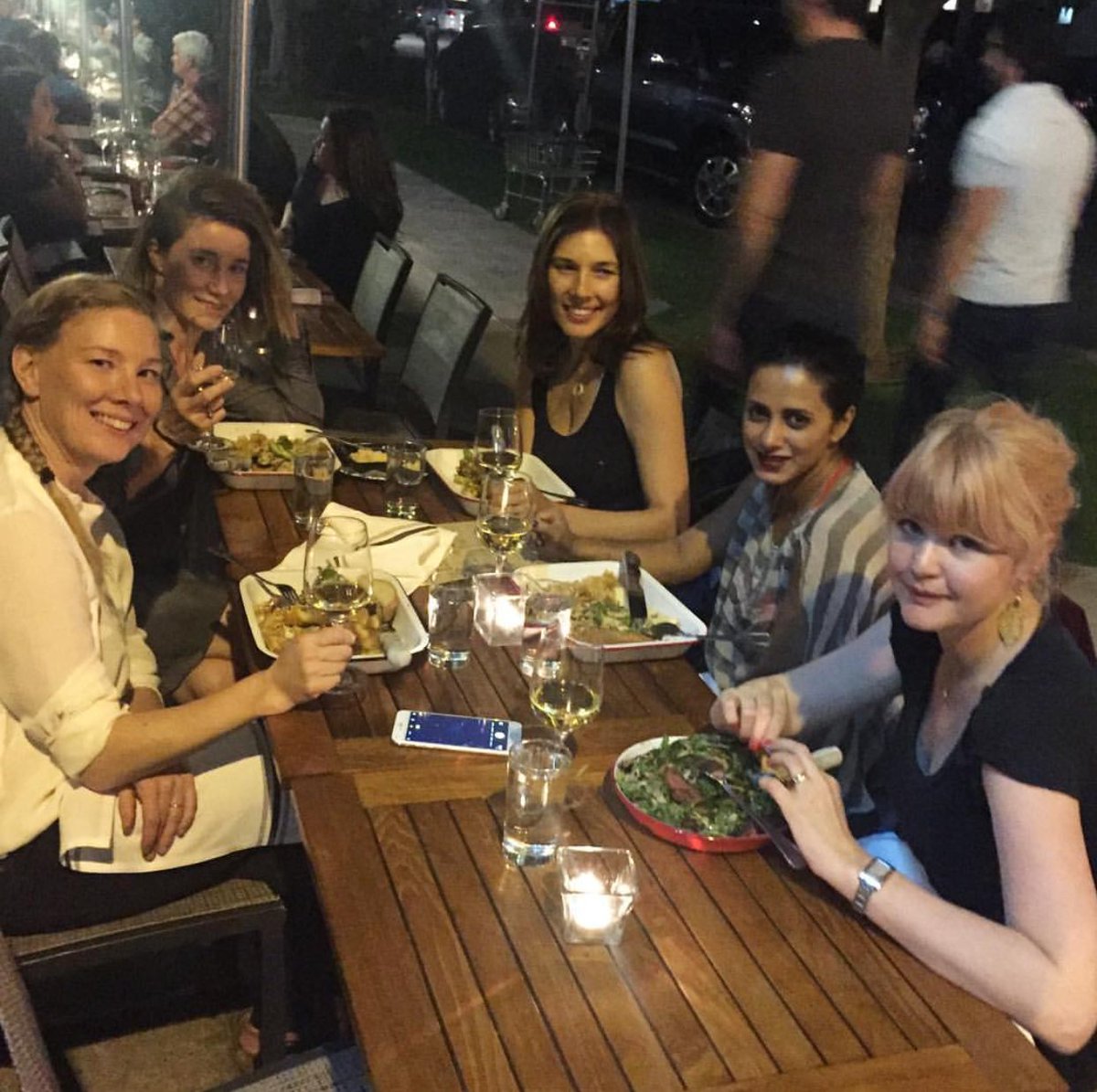 artstablesm's tweet photo. The nights are getting colder, but we'll leave the heat on for you. #DineAlfresco #SantaMonica #ArtsTableSM
pc: @PeppePeppePeppe https://t.co/SsYfndnory