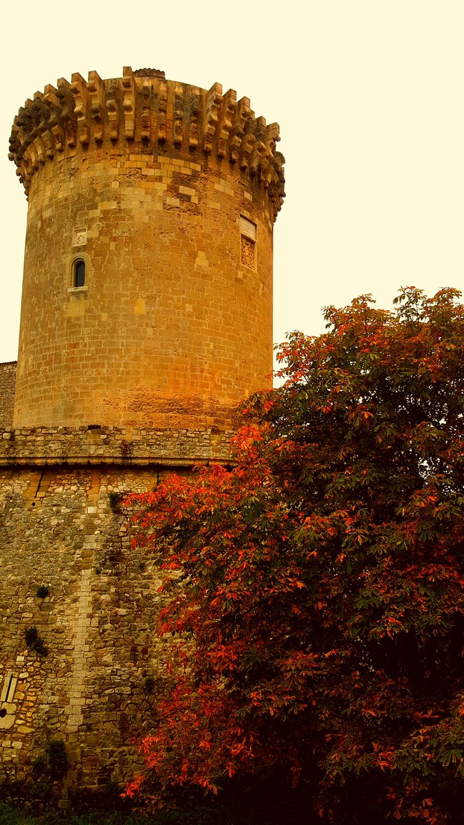 #autunno #venosa #travelbloggers #castello @Basilicata_Tur @VisitBasilicata @LoveBasilicata @Italia_Turismo_