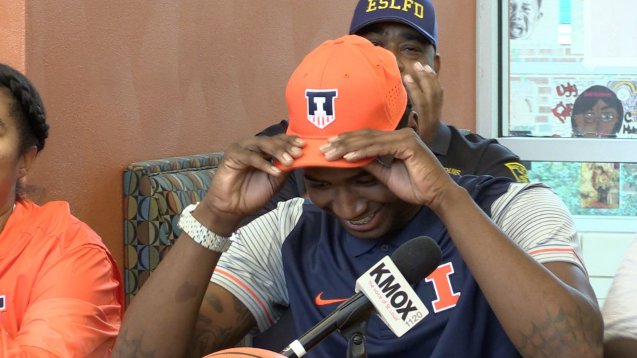 CourtsideFilms's tweet photo. 5-star big man Jeremiah Tilmon has officially signed with Illinois! Watch highlights here: https://t.co/HBbwdaailZ https://t.co/SUsLVnHlj4
