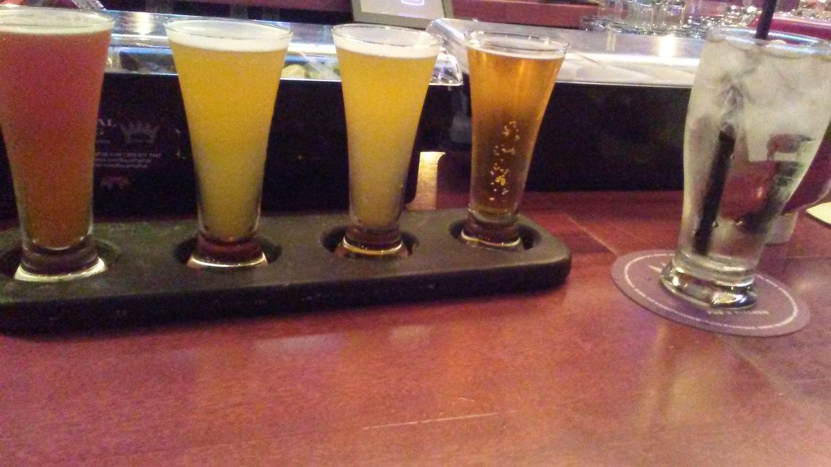 Kwueenj's tweet photo. Let the tasting begin...#royalpig #Thursday #Beers #Happiness https://t.co/zcuxay6nAl
