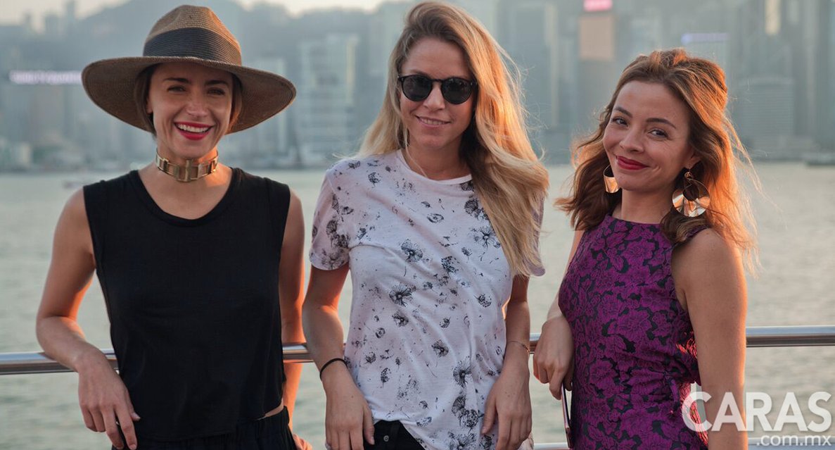CARASmexico's tweet photo. #modaCARAS @pamelawt, Betsy de la Vega y Regina Salas felices en Hong Kong en el #MexicoFashionDesign FOTOS: https://t.co/FrGU0neH3B https://t.co/sEudwTEQFZ