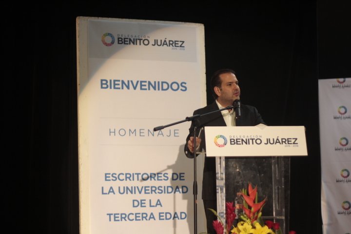 BJAlcaldia's tweet photo. El Jefe Delegacional, @Christianvonroe, encabezó la entrega de reconocimientos a escritores de nuestras #UTEBJ. https://t.co/JYI0lVJ2Zz