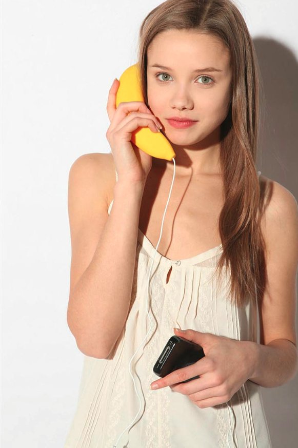 MonaJalal_'s tweet image. CNN detects this is a cell phone! #mscoco #deeplearning #computervision