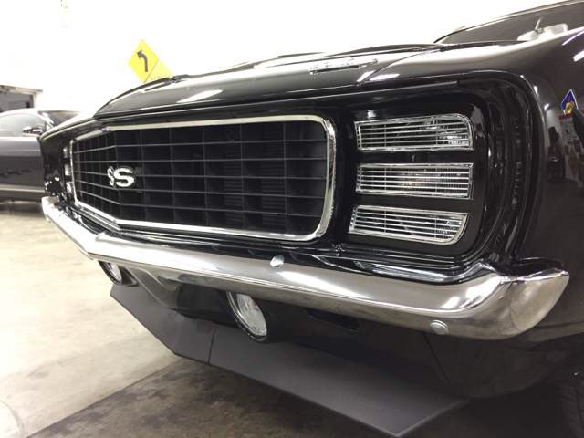 RESTOREaMUSCLEC's tweet image. 1969 Camaro RS SS 396 4-speed #forsale #frameoff restored! Black on black @RESTOREaMUSCLEC @CamaroPerform