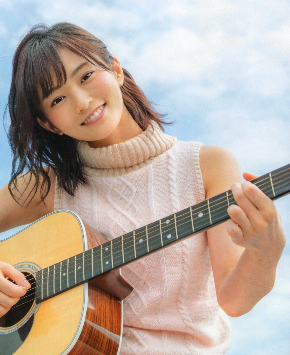 Aki 青空の下で ギターを弾きながら撮影したカットは 自分自身が出せている気がして 凄くお気に入りです 週刊少年サンデーno 49 山本彩 さや姉 青空とギターと彩ちゃんの笑顔 素敵なメロディが聴こえてきそう 爽やかで可愛い T