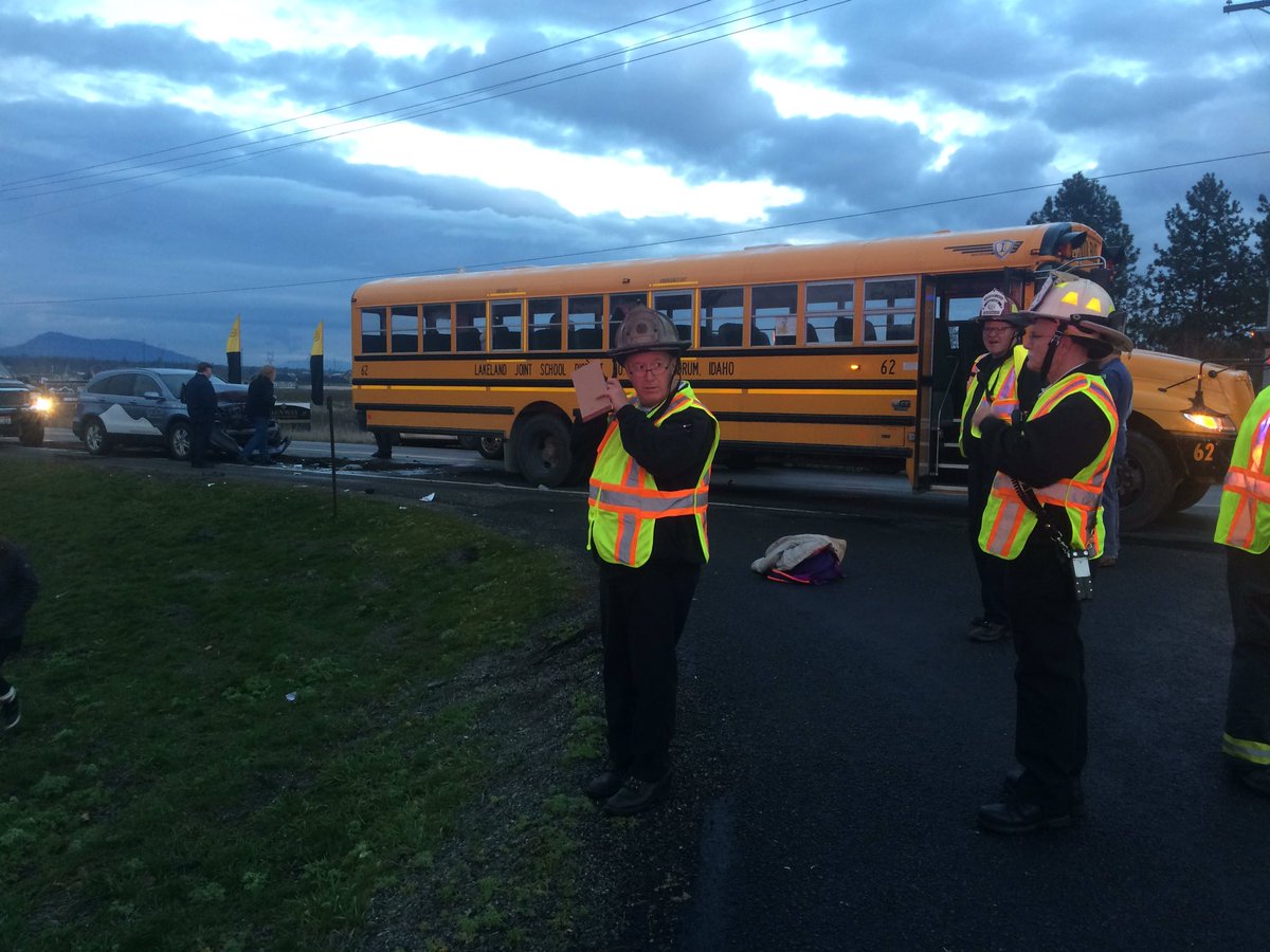 JakeCDAPress's tweet photo. ISP say 6 kids and driver of SUV have minor injuries. SUV driver was looking at phone when she rear ended the bus as it was stopped to turn https://t.co/hyjOpilmei