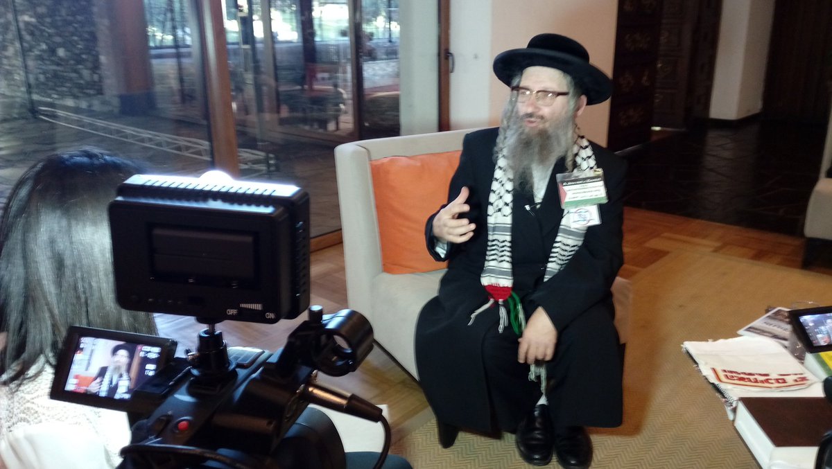arabtvchile's tweet photo. Federación Palestina entrevistando a rabino de Neturei Karta International,
Judíos contra el sionismo. https://t.co/d4c4MLbxdc