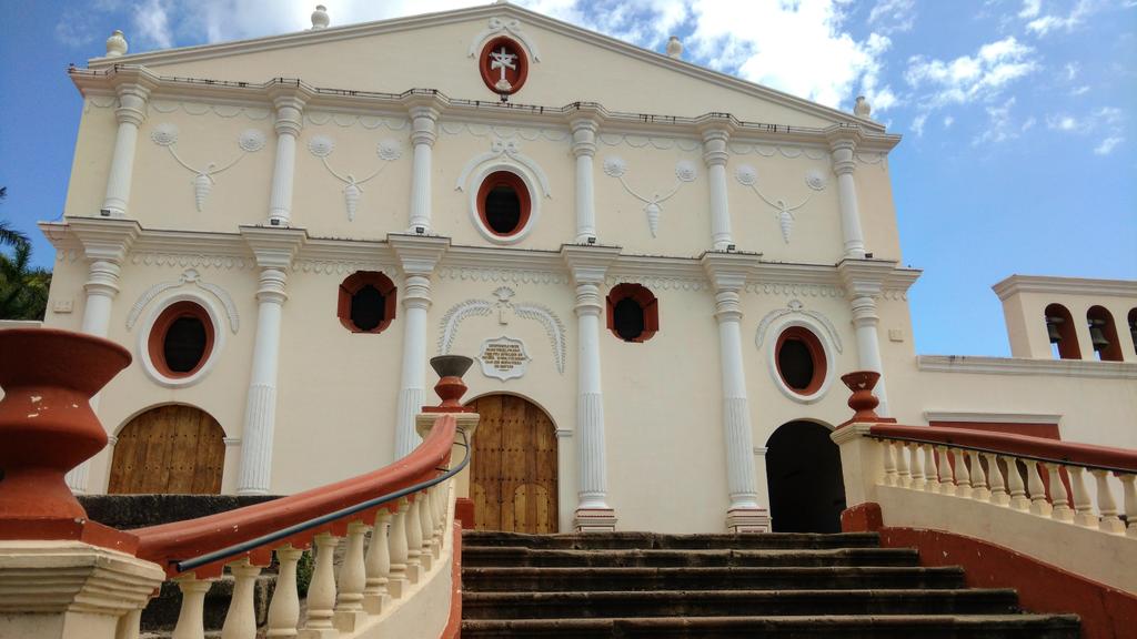 We finally arrived in #Nicaragua and spent the day walking around #Granada! #travelblog #centralamerica #travel #nica #architecture