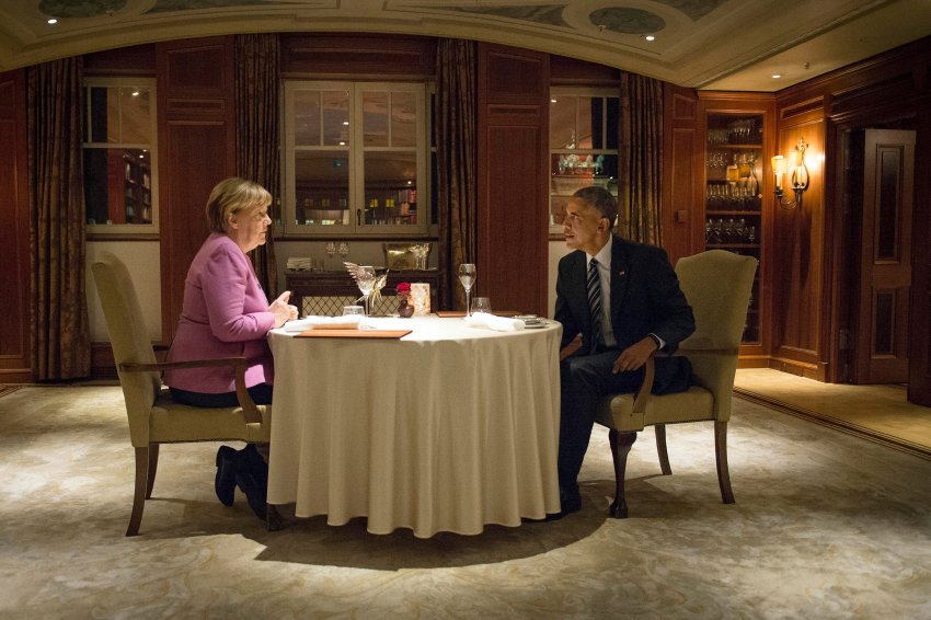 HoansSolo's tweet photo. Discussing #Trump: @BarackObama and Angela Merkel dining at the Adlon in Berlin #ObamainBerlin #ObamainGermany #Germany #merkelobama https://t.co/bI4AwUrwAC