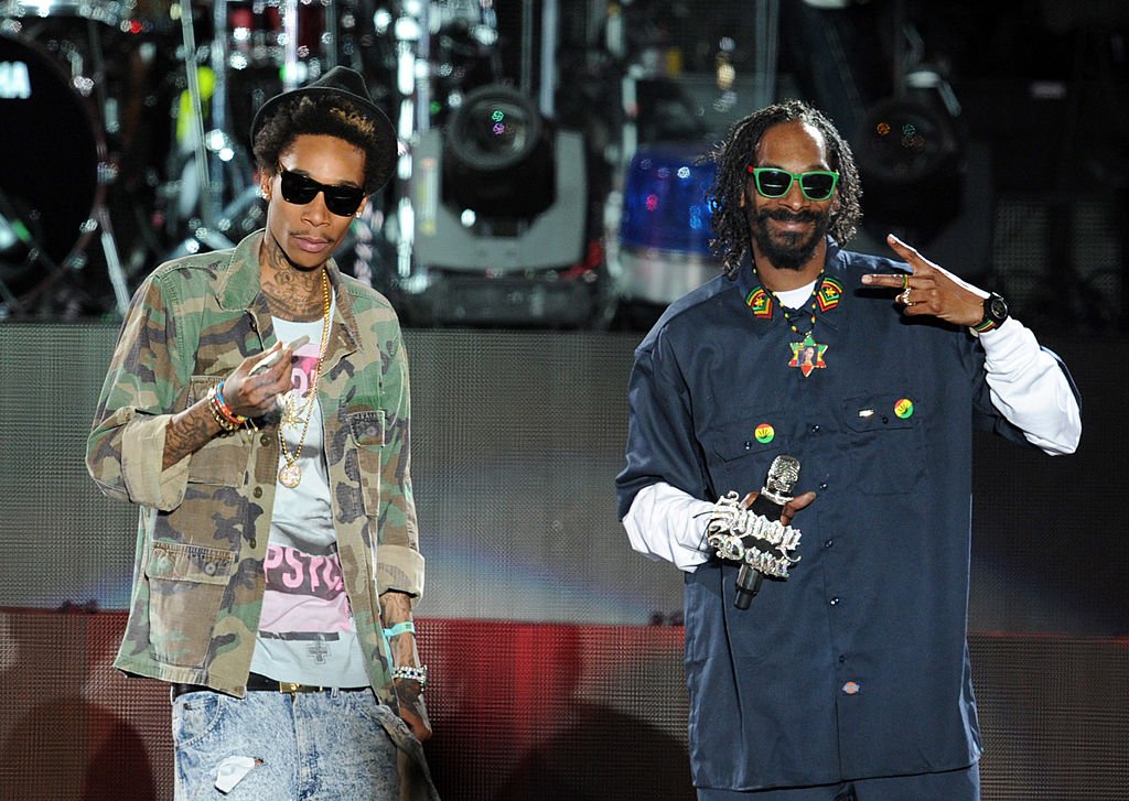 Snoop Dogg And Wiz Khalifa Sued For Crushing Girl's Cheerleader #Rappers #Ikon Magazine #209  soco.space/2MjD_8