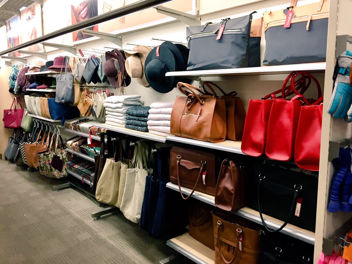 Welcome to our Lynnwood Boutique ❤️💁🏼👠👜👛 #BASICS <a href="/BethGates23/">Beth Gates</a> <a href="/LisaSherland/">Lisa</a> <a href="/tinocritualo/">tino ritualo</a>