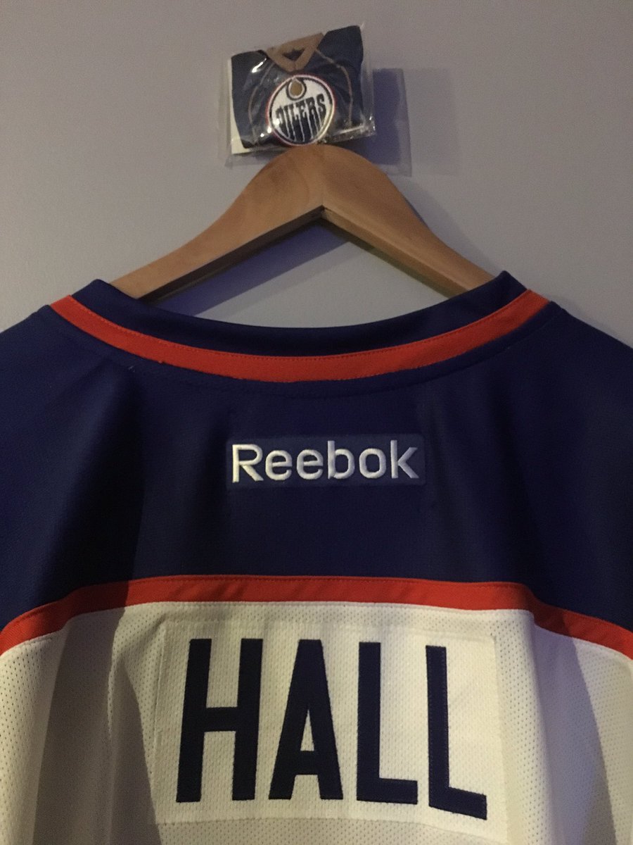 MattyPlumz's tweet photo. @EdmontonOilers @CanadiensMTL Awesome petít presents from @35bulinwall35 👌🏼Sweet little #MiniJerseys We 💜 them #Oilers + #Habs #EqualsLove https://t.co/2GLnP6XCT4