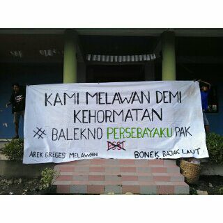 Bonek1927Arifin's tweet photo. @AndiePeci @JonerLiar @emosijiwakucom 
Spanduk Arek" simo juga west berkibar didaerahx https://t.co/Agi7DjUaf0