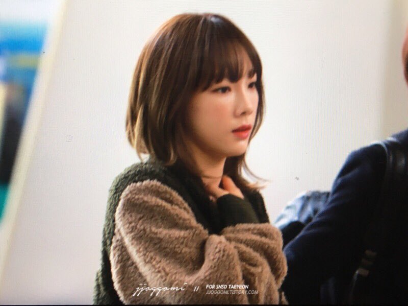 [PIC][18-11-2016]TaeYeon khởi hành đi Busan để tham dự buổi Fansign cho thương hiệu "Sword & Magic" vào hôm nay Cxgrc6MUoAAuEYh