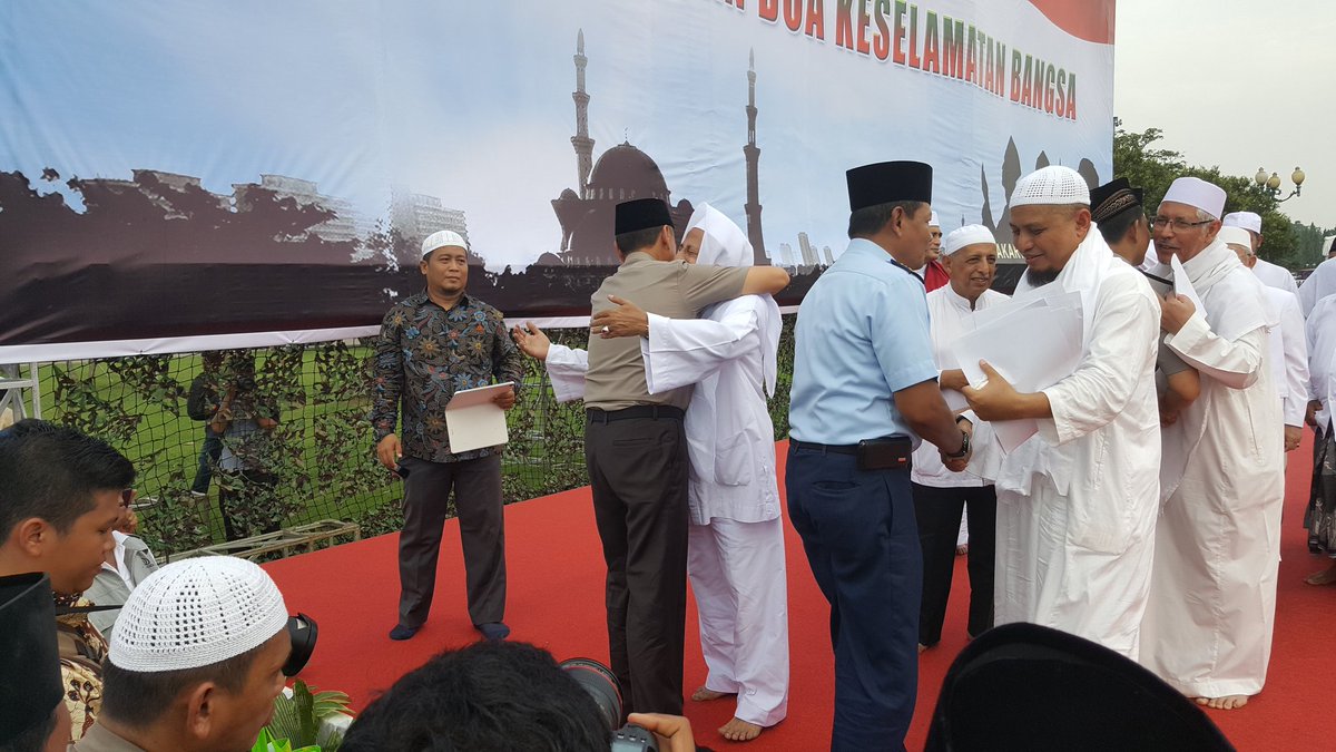 HabibluthfiYahy's tweet photo. Istighatsah dan Doa Keselamatan Bangsa. 
Jakarta, 18 November 2016. Monas https://t.co/Ip8jgFm6kG