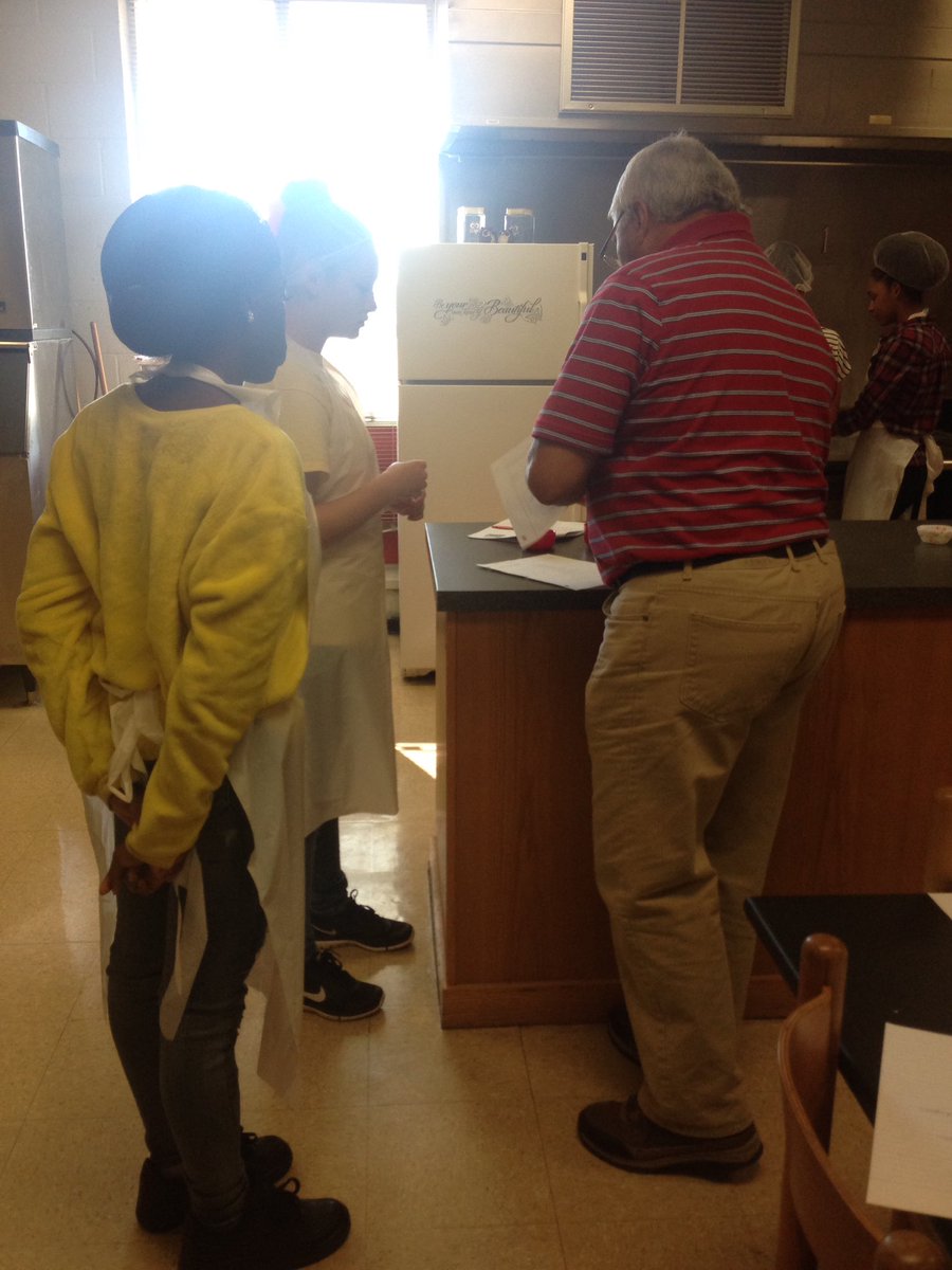 Shelle1114's tweet image. Mr. Locklear and my students working on Cupcake Wars! #crosscurriculumteaching #myctefamilyrocks @cte_lakewood @Lakewood_HS @gstone7755